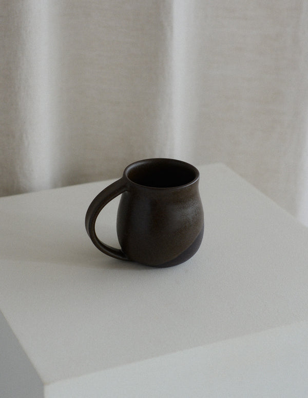 Curve Mug in Dark Chocolate
